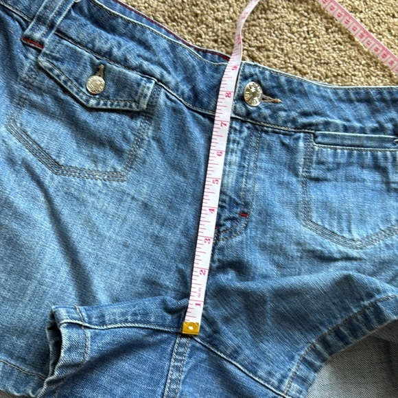 Vintage Y2K Tommy Hilfiger Mid Rise Patch Pocket Denim Shorts - Picture 8 of 8